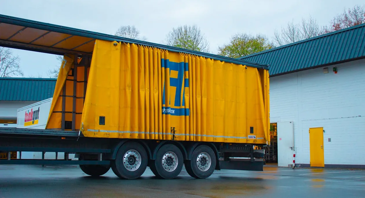een geparkeerde vrachtwagen wordt gelost